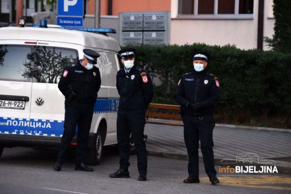 U Milićima napadnuti policajci