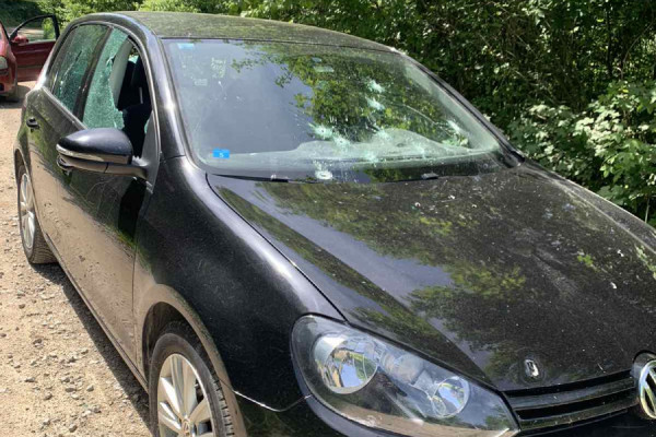 OVAKO IZGLEDA IZREŠETANI ĆULUMOV GOLF Na prednji dio vozila ispucano skoro deset metaka (FOTO)