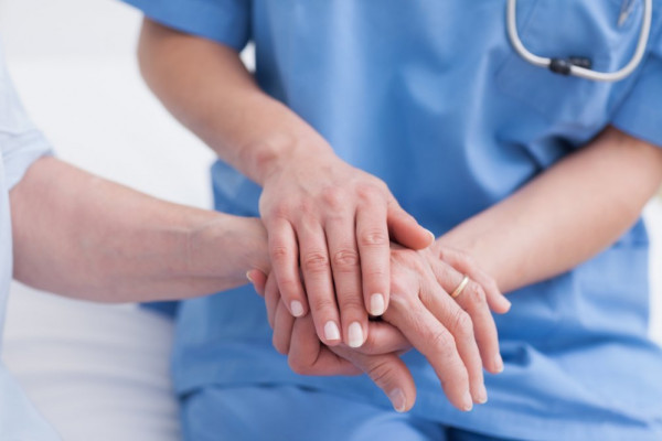 Ruska medicinska sestra došla u providnoj opremi na posao
