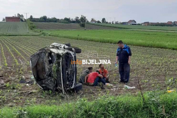 Nezgoda u Čađavici, golf sletio i prevrnuo se u njivi /FOTO/