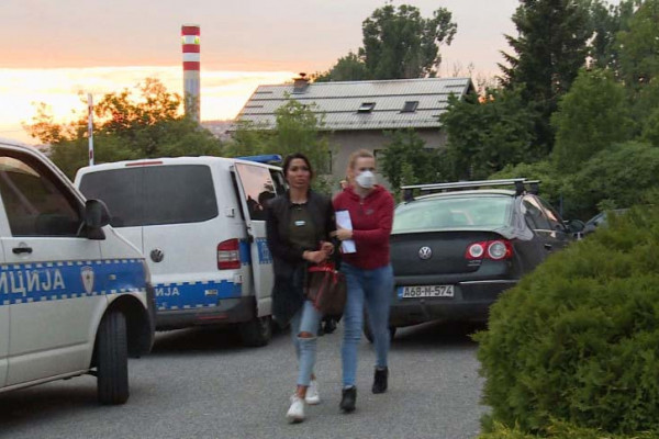 Tijana Ajfon snimljena sa lisicama na rukama, predata Tužilaštvu BiH