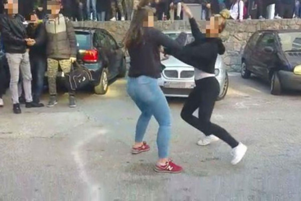 Dvije Zvorničanke u međusobnom obračunu oštetile šest vozila