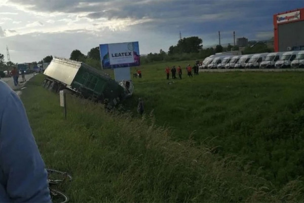 Tri osobe poginule u sudaru kamiona i dva auta