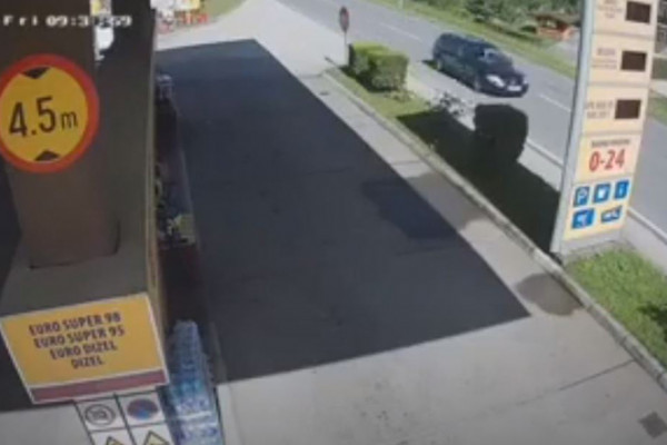 DIREKTNO I STRAVIČNO Jeziv sudar kamiona i automobila (VIDEO)