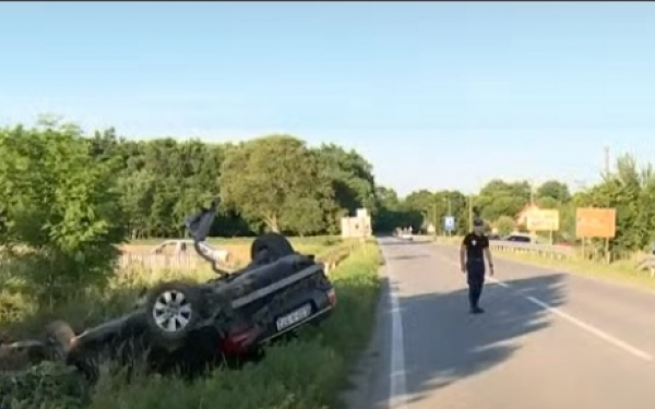 Ugljevik: Audi nakon prevrtanja završio na krovu