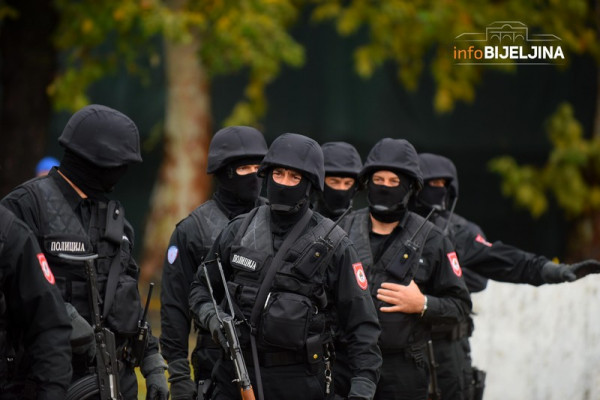 U toku velika potraga za migrantima, jedan od njih UPERIO PIŠTOLJ U POLICAJKU