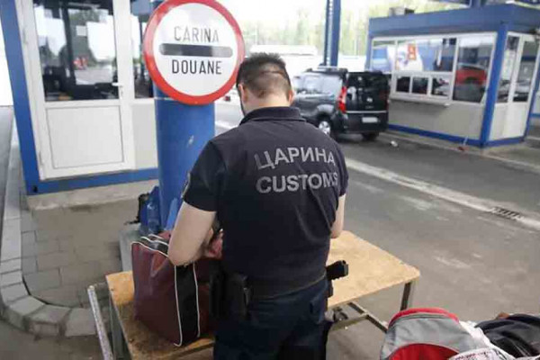 Carinici moraju detaljno pregledati: Makedonka krila novac u donjem vešu, Turčin u čarapama