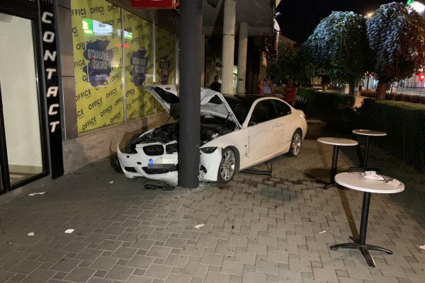 Bijeljina: BMW uletio u baštu kafića, uviđaj u toku /FOTO/