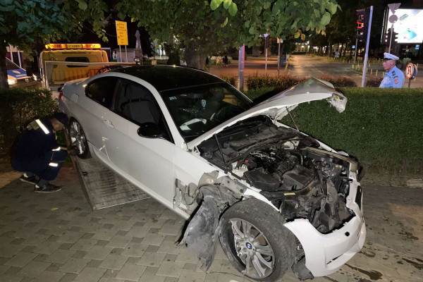 Bijeljina: Pijan automobilom uletio u baštu kafića