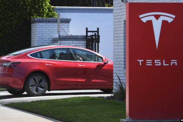 Zbog greške u programu umjesto jednog kupio 27 vozila Tesla