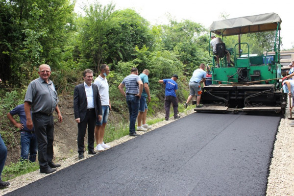 Za asfaltiranje 600 metara puta u Tutnjevcu 60.000 KM