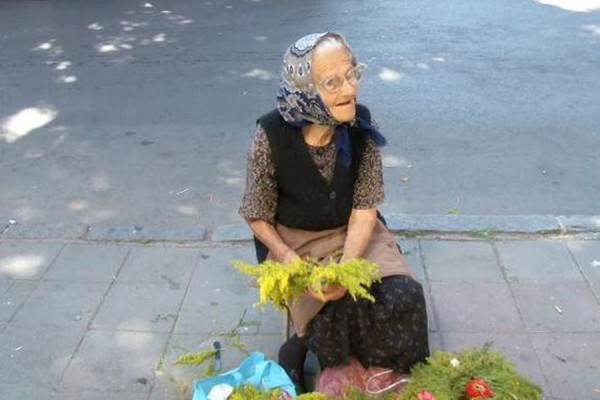 “NEMAM PENZIJU, MORAM DA SE BORIM” Baka Milja ima 96 godina i prodaje vjenčiće na ulici