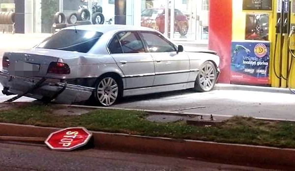 Bijeljina: Automobilom udario u benzinsku pumpu
