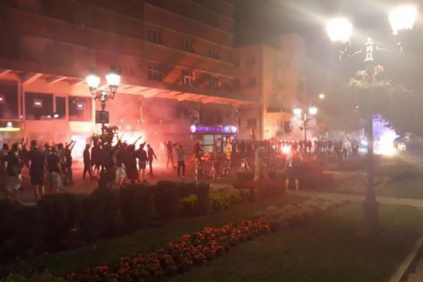 DEMONSTRANTI RAZBIJALI PROZORE Bačeni molotovljevi kokteli na novosadsku Gradsku kuću