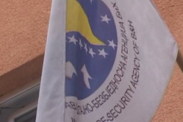 Zašto je direktor OBA svoje fakultetske diplome proglasio tajnim dokumentima?