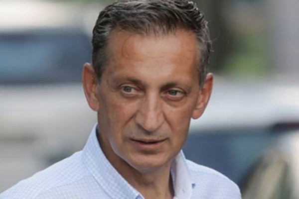 DIPLOME NA SUNCE Propada li pokušaj direktora OBA da svoje obrazovanje proglasi državnom tajnom