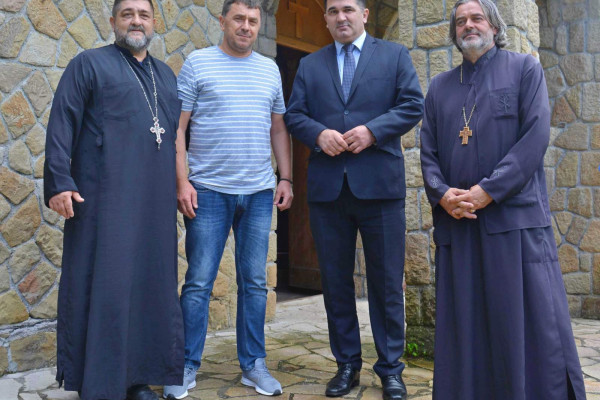 Služena poljska molitva i parastos kod manastira u Rožnju