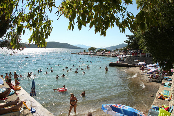 KORONA NIJE POTRESLA NEUM Turisti uživaju, gradonačelnik ćuti, kafići bruje