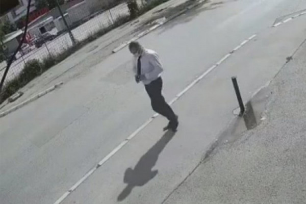 Predstavlja se kao inspektor i "kažnjava" vlasnike sarajevskih radnji