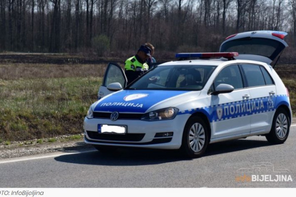 Težak sudar kamiona i dva auta, jedna osoba povrijeđena