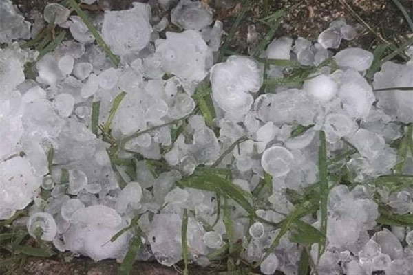 Nevrijeme u Hrvatskoj: Vjetar čupao krovove, led uništio automobile