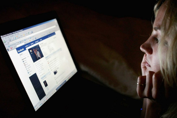 Borba za glasove iz šatora seli na Facebook