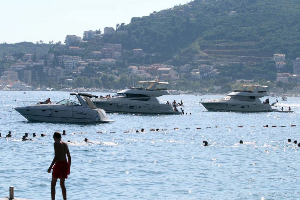 MALOLJETNIK JAHTOM USMRTIO POLICAJKU U BUDVI Roditelji tinejdžera iz Srbije dali jemstvo u vrijednosti od 330.000 evra