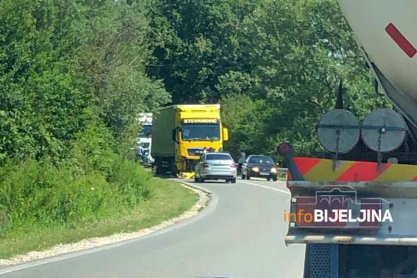 SUDAR ŠLEPERA I AUTOMOBILA Nezgoda na izlazu iz Bijeljine, ima povrijeđenih