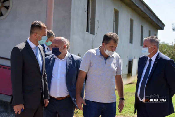 VIŠKOVIĆ U DONJEM MAGNOJEVIĆU KOD BIJELJINE Vlada će i dalje pomagati uzgajivačima svinja (FOTO)