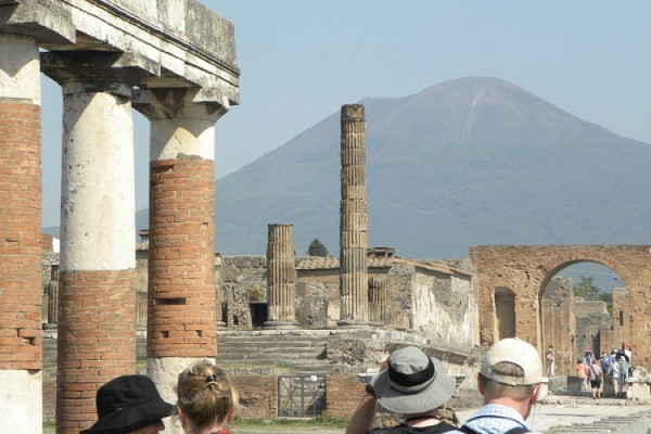 Turistkinji zbog selfija u Pompeji prijeti kazna od 3000 evra i zatvor