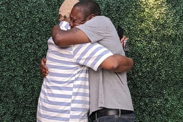 Par pomogao beskućniku da pronađe porodicu nakon 20 godina