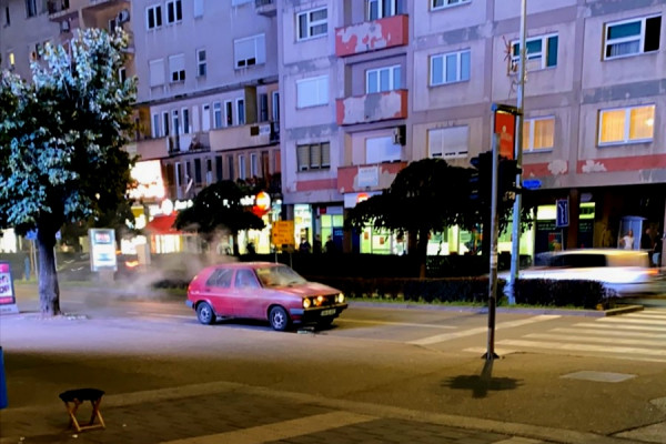 Požar u centru Bijeljine, gori automobil