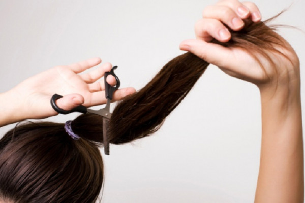 Osumnjičena da je drugarici odsjekla kosu zbog momka