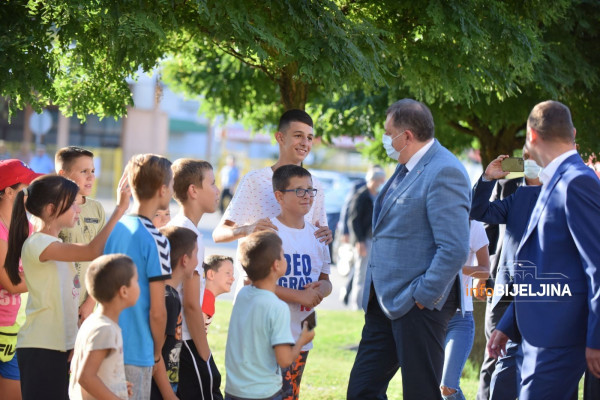 Dodiku u Ugljeviku prišla djeca, on im dao novac da se počaste ćevapima (FOTO)