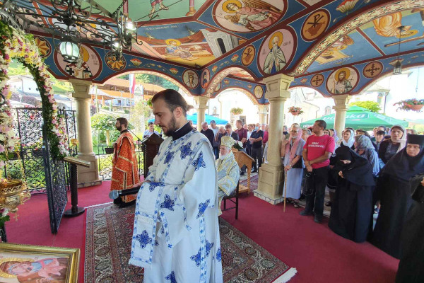 Narodni sabor u manastiru Tavna na Veliku Gospojinu (FOTO)