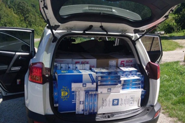 Uhapšen policajac, zaplijenjeno 7.250 kutija cigareta bez akcize