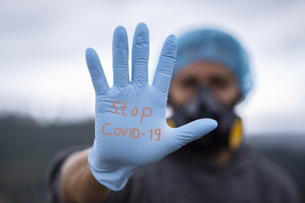 Od zaraze koronavirusom umrlo najmanje 7.000 zdravstvenih radnika u svijetu