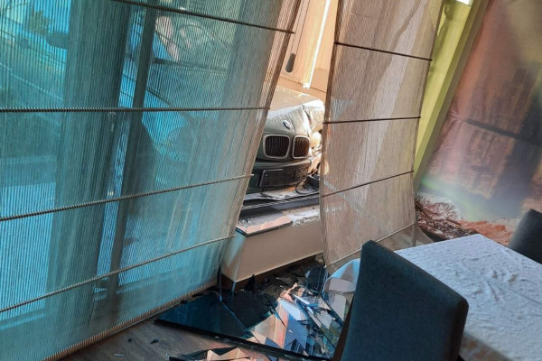 Bijeljina: Nakon sudara autom uletio u motel (FOTO)