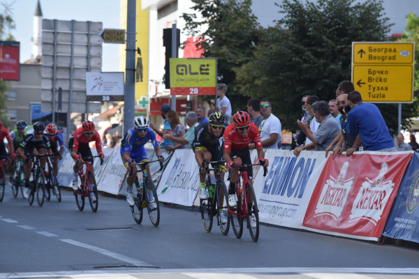 Kačmareku žuta, a Kalabi crvena majica