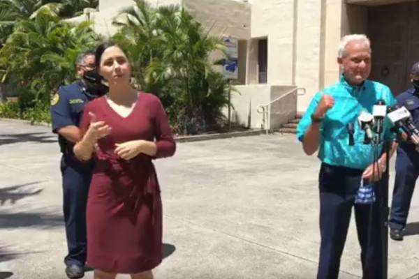 Ups! Prevodilac za gluvoneme usred konferencije za medije znakovnim pismom poručila “J*** se”