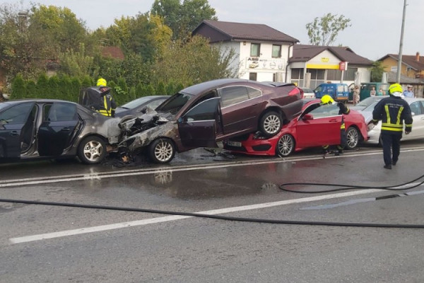 U lančanom sudaru automobil potpuno izgorio
