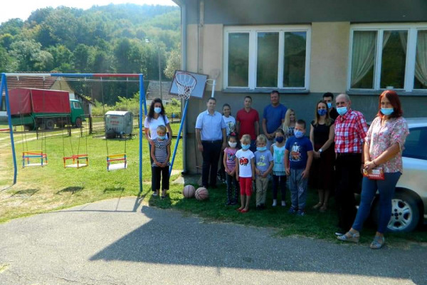 Ravna Banjica: Mitrović donirao školarcima mini dječiju igraonicu (FOTO)