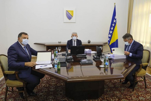 Dodik protiv priznanja samoproglašenog Kosova, Džaferović i Komšić glasali za
