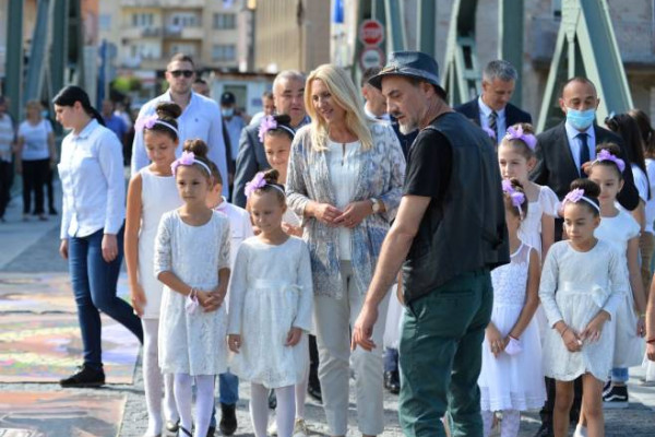 Članovi hora "Zvončići" dočekali predsjednicu Srpske