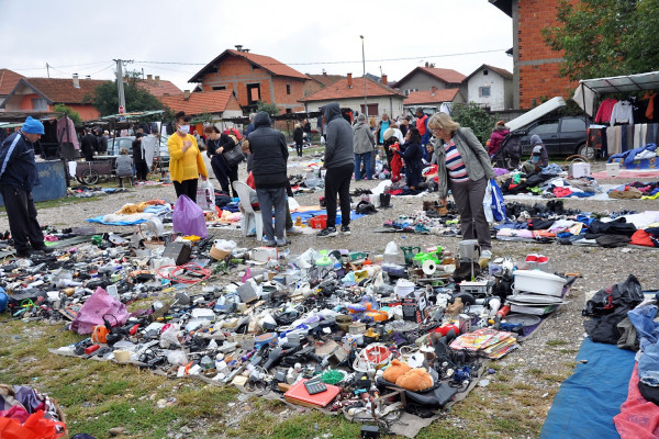Na buvljoj pijaci u Bijeljini od igle do lokomotive: Alat marku, odjeća dvije