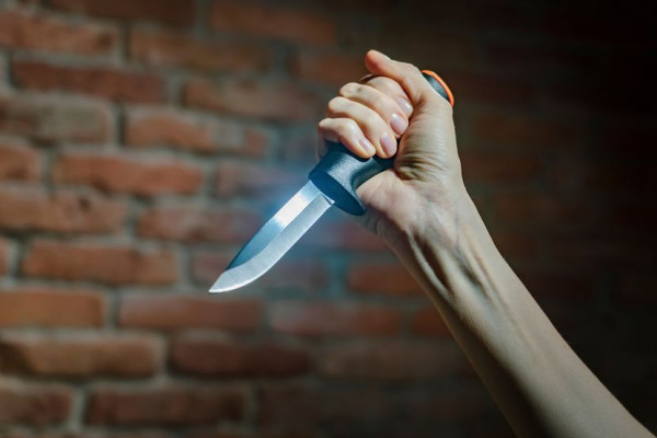 Otela i nožem mučila ljubavnika svog muža