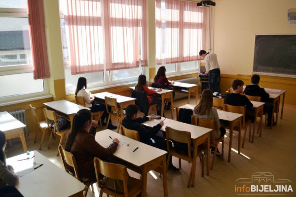 GDJE IMA NAJVIŠE PONAVLJAČA: Tokom prošle školske godine u klupama 4.679 učenika manje