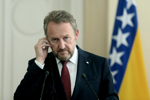 Izetbegović ogorčen: Nije u redu što je Vučić pozvao samo Dodika i Čovića