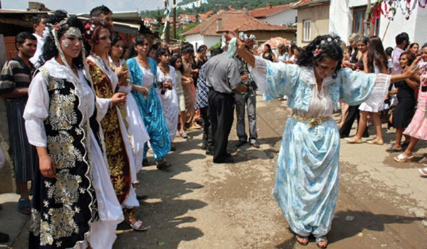 Sklapanja ugovorenog braka kod Roma sve češće dovodi do ozbiljnih problema: Život između tradicije i zakona