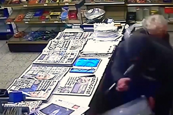 Osamdesetogodišnja baka pretukla pljačkaša, objavljen snimak